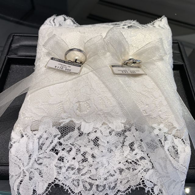 【エクセルコダイヤモンド(EXELCO DIAMOND)の口コミ】 セットリングでは無く、別々ののデザインの指輪ですが、スタッフさんがお…