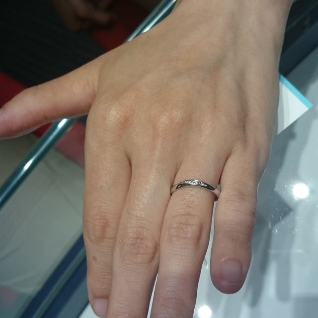 【銀座ダイヤモンドシライシの口コミ】 シンプルながら、ダイヤモンドが５つついていて、指を見たときに寂しくな…