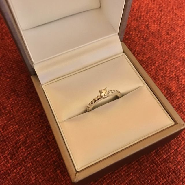 【ブルガリ(BVLGARI)の口コミ】 デザインとブランド、価格のバランス。
ダイヤが中央以外にもあったほうが…