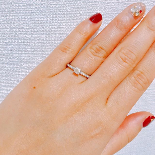 【ブルガリ(BVLGARI)の口コミ】 デザインとブランド、価格のバランス。
ダイヤが中央以外にもあったほうが…