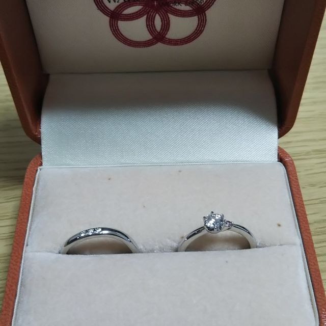 【WAKO BRIDALの口コミ】 プラチナとダイヤで、少しカーブしていて、派手すぎずシンプルすぎないデ…