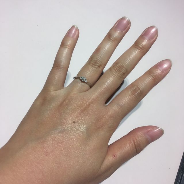 【4℃ BRIDAL(ヨンドシーブライダル)の口コミ】 結婚指輪と重ね付けすること前提で選びました。結婚指輪はストレートにメ…