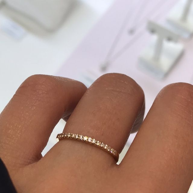 【ヴァンドーム青山(VENDOME AOYAMA)の口コミ】 光り輝いていて、かなり綺麗な指輪です。
 華奢なのにキラキラしていて、…