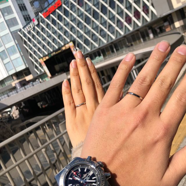 【銀座ダイヤモンドシライシの口コミ】 シンプル過ぎず派手すぎないデザイン
形が指が細く長く見えたこと
ペアの…