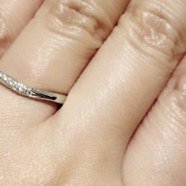 【銀座ダイヤモンドシライシの口コミ】 まず指が綺麗に見えるものが良かったので、お互い見比べて選びました。指…