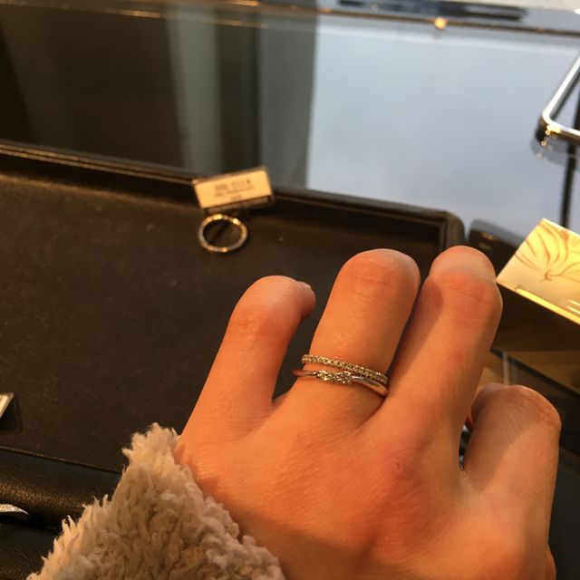 【エクセルコダイヤモンド(EXELCO DIAMOND)の口コミ】 すごく洗練されたデザインで指輪の輝きが綺麗に見える爪どめで、センター…