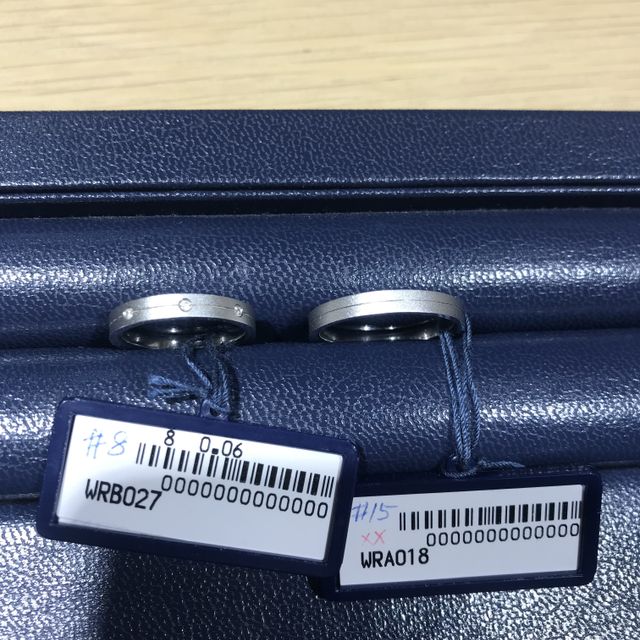 【ROYAL ASSCHER(ロイヤル・アッシャー)の口コミ】 素材はプラチナでスモーク（？）加工がしてあり、
真ん中に切れ込みでライ…