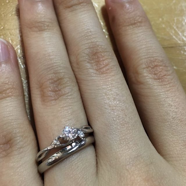 【雅-miyabi- の口コミ】 婚約指輪はリング部分がおしゃれに交差しており、あまりみないデザインだ…