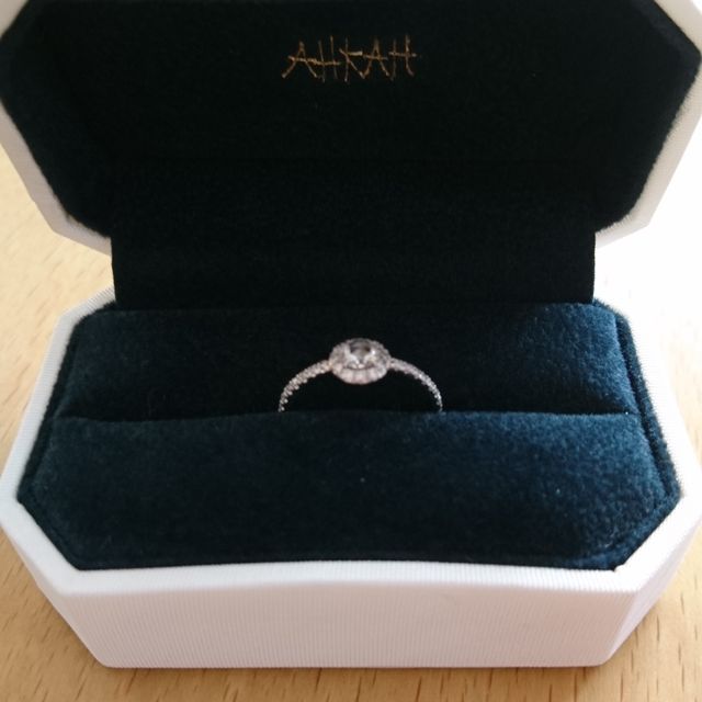 【AHKAH(アーカー)の口コミ】 パッと見、華やかなデザインですが、着用してみると華奢で主張しすぎない…