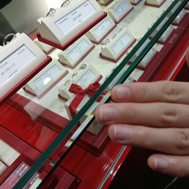 【AFFLUX(アフラックス)の口コミ】 シンプルで指を綺麗に見せるデザインです。実際に結婚指輪を試着しました…