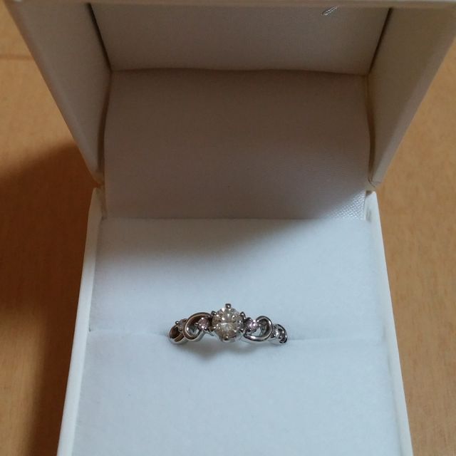 【MILK&Strawberry(ミルクアンドストロベリー)の口コミ】 センターストーンダイヤモンドの両脇にあるピンクダイヤモンドに一目惚れ…