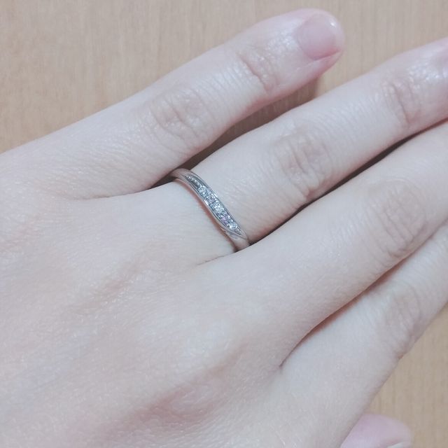 【MILK&Strawberry(ミルクアンドストロベリー)の口コミ】 婚約指輪とセットになっている結婚指輪です。
少し太めのリングなので単体…