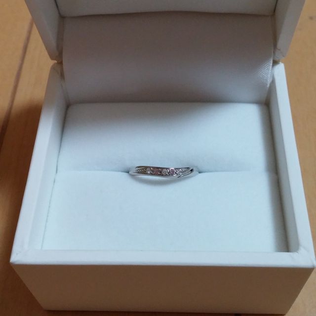 【MILK&Strawberry(ミルクアンドストロベリー)の口コミ】 婚約指輪とセットになっている結婚指輪です。
少し太めのリングなので単体…