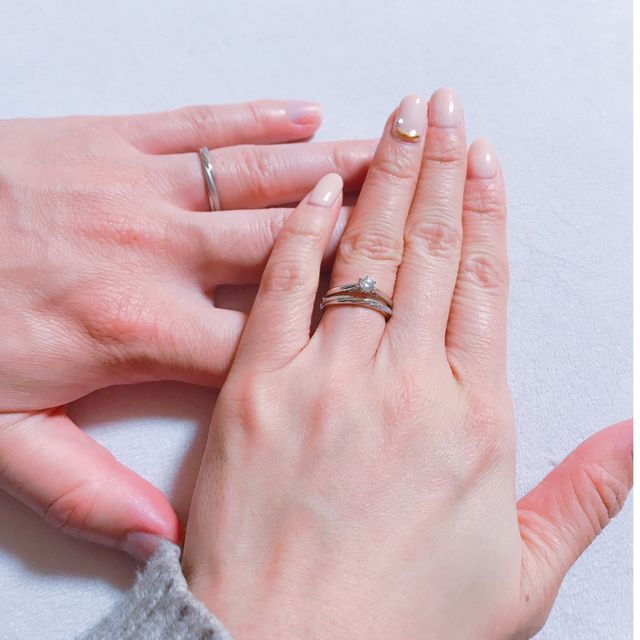 【銀座ダイヤモンドシライシの口コミ】 一石タイプの婚約指輪を購入していたので、その指輪に合う、細めのタイプ…