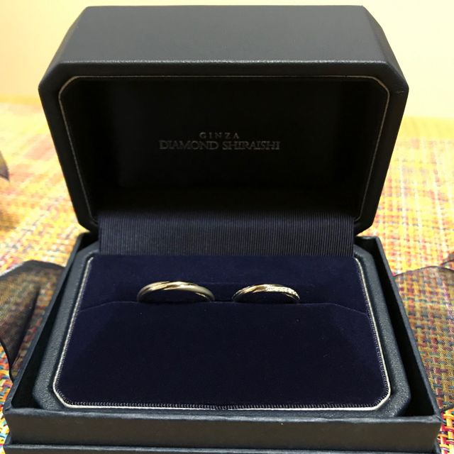 【銀座ダイヤモンドシライシの口コミ】 一石タイプの婚約指輪を購入していたので、その指輪に合う、細めのタイプ…