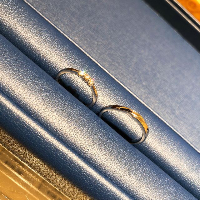 【銀座ダイヤモンドシライシの口コミ】 女性は小さめの石が3つでリングも太い場所と細くなっている所があります。…