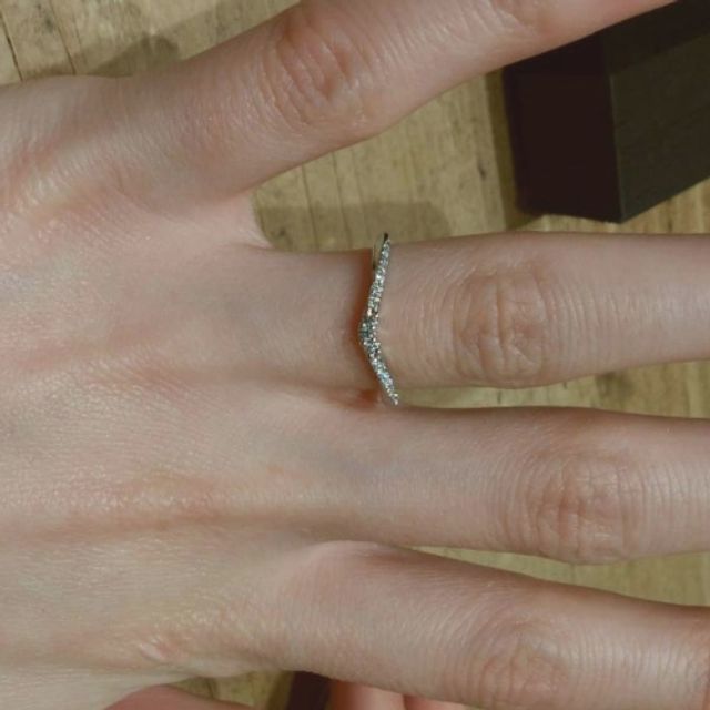 【PORTADA(ポルターダ)の口コミ】 リングのカーブの形や幅が細く作られている部分が可愛らしいですし、全体…