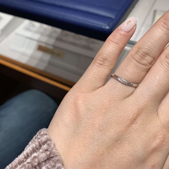 【銀座ダイヤモンドシライシの口コミ】 Vラインがとてもかわいく、女性らしいデザインです。また、指が短めな私で…
