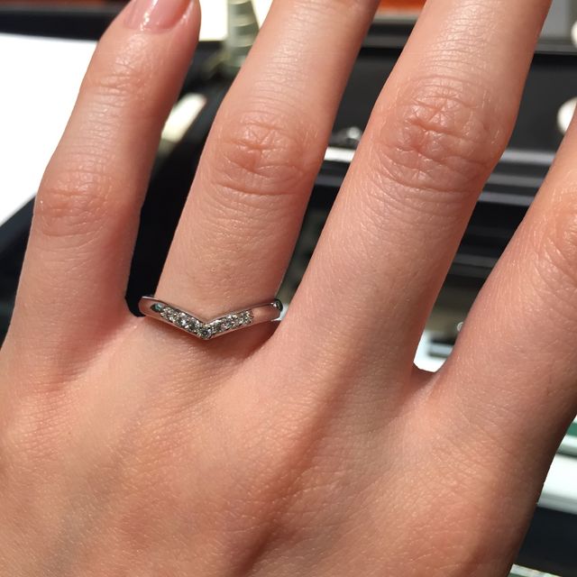 【ラザール ダイヤモンド(LAZARE DIAMOND)の口コミ】 デザイン性が高い、Vラインのカッコ良いデザインで素敵です。何店舗か周り…