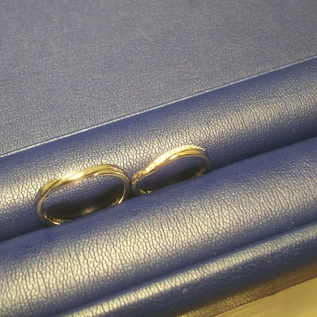 【銀座ダイヤモンドシライシの口コミ】 婚約指輪(ジャスミン)がちょっとVラインの指輪になっており、この結婚指輪…