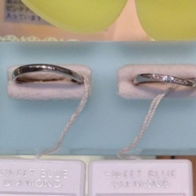 【SWEET BLUE DIAMOND(スウィートブルーダイヤモンド)の口コミ】 細身でシンプルなデザインで、着けてる違和感を感じさせないようなものを…