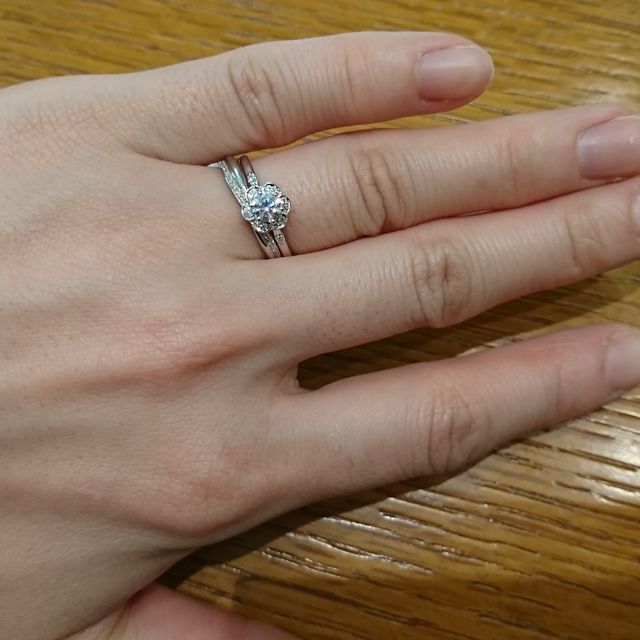 【アネリディギンザ(ANELLI DI GINZA)の口コミ】 婚約指輪がお花のデザインでとても可愛く一目惚れしてしまいました。
結婚…