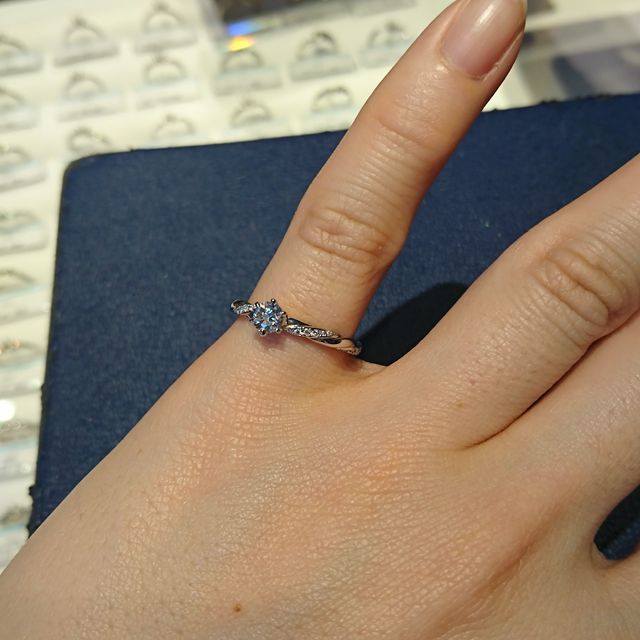 【銀座ダイヤモンドシライシの口コミ】 いろんな形や種類の指輪が沢山ありました。
カタログがあり、読んでいくと…