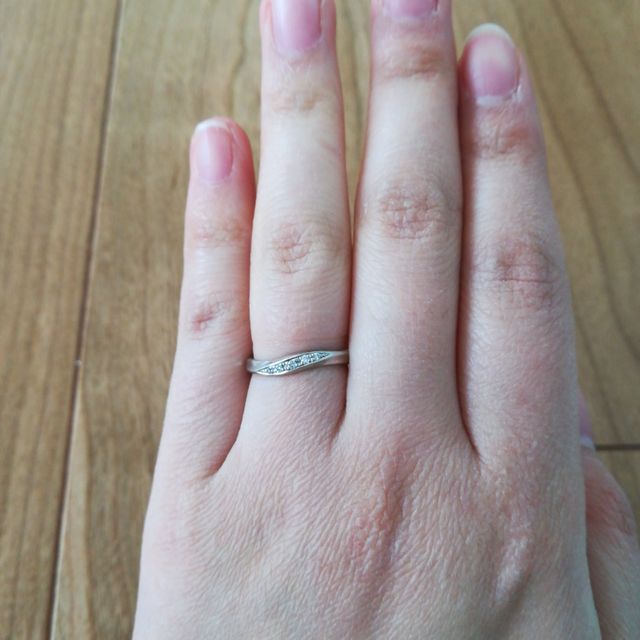 【Something Blue(サムシングブルー)の口コミ】 決め手は価格とデザインの総合評価でした。女性用は9万円強で購入できまし…