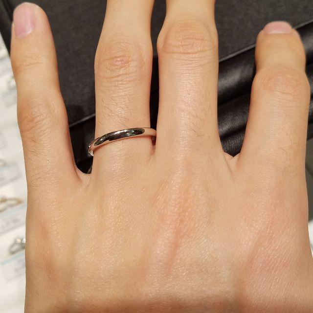 【エクセルコダイヤモンド(EXELCO DIAMOND)の口コミ】 新婦の結婚指輪は、婚約指輪のセット(組合せ着用)のものを購入しました。…