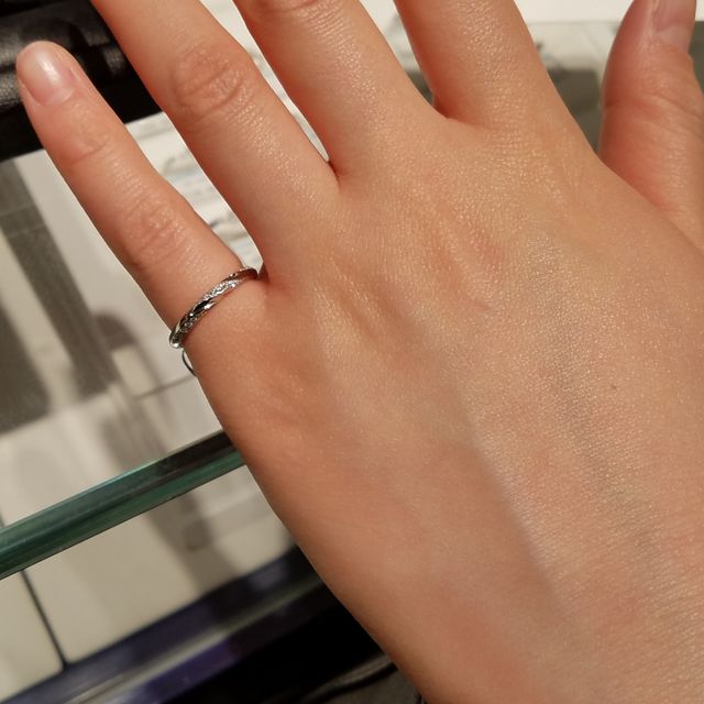 【エクセルコダイヤモンド(EXELCO DIAMOND)の口コミ】 新婦の結婚指輪は、婚約指輪のセット(組合せ着用)のものを購入しました。…