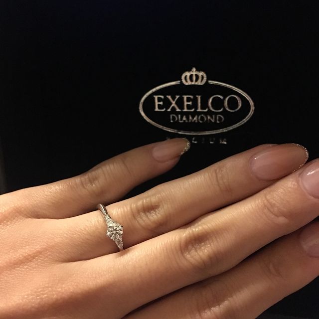 【エクセルコダイヤモンド(EXELCO DIAMOND)の口コミ】 婚約指輪の決め手は、ダイヤモンドの品質と
リングについては、ミル打ちの…