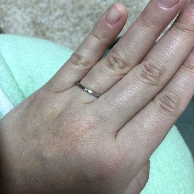 【AHKAH(アーカー)の口コミ】 華奢な指輪なのでプクプクの手にもひっそりと馴染むと思って購入。つけ心…