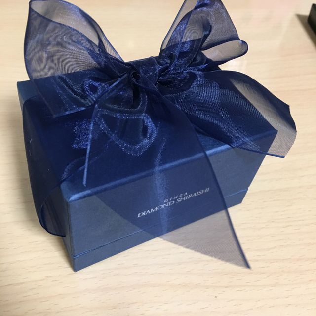 【銀座ダイヤモンドシライシの口コミ】 ダイヤがたくさん入っている種類にしました。
180°くらい入っていて、…