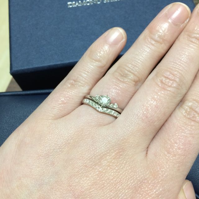 【銀座ダイヤモンドシライシの口コミ】 V字リングのデザインが良かったので、色々と試させて頂きましたが最終的に…