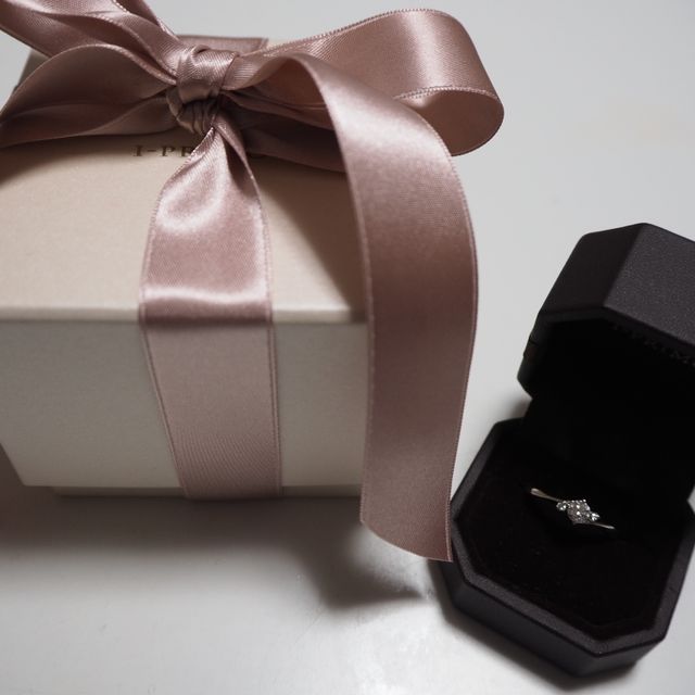 【アイプリモ(I-PRIMO)の口コミ】 試着した時に自分の指が綺麗に見えたのと、長く使えるシンプルなデザイン…