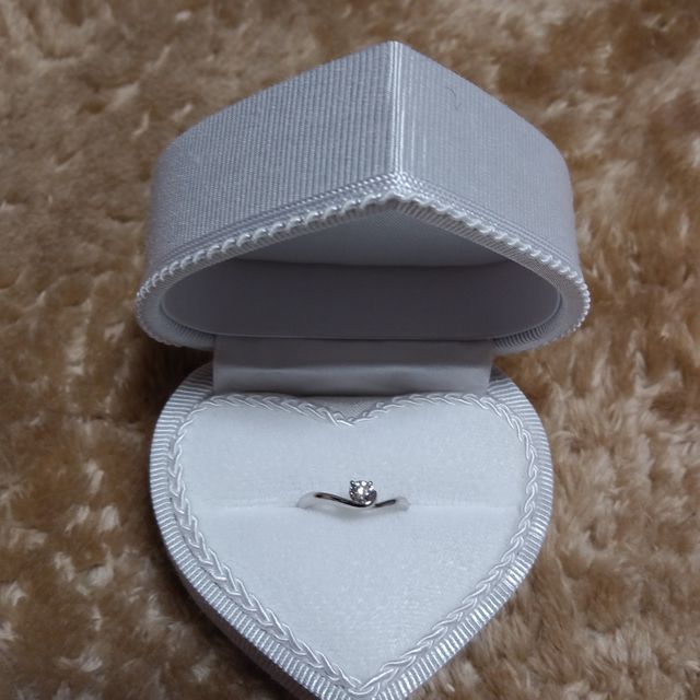 【DEAREST(ディアレスト)の口コミ】 指が短いので、少しでも長く見えるようにV字デザインを選びました。結婚指…