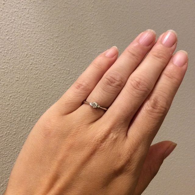 【4℃ BRIDAL(ヨンドシーブライダル)の口コミ】 自分の手が小さめで指も短いので、小ぶりで華奢なデザインのものを探して…