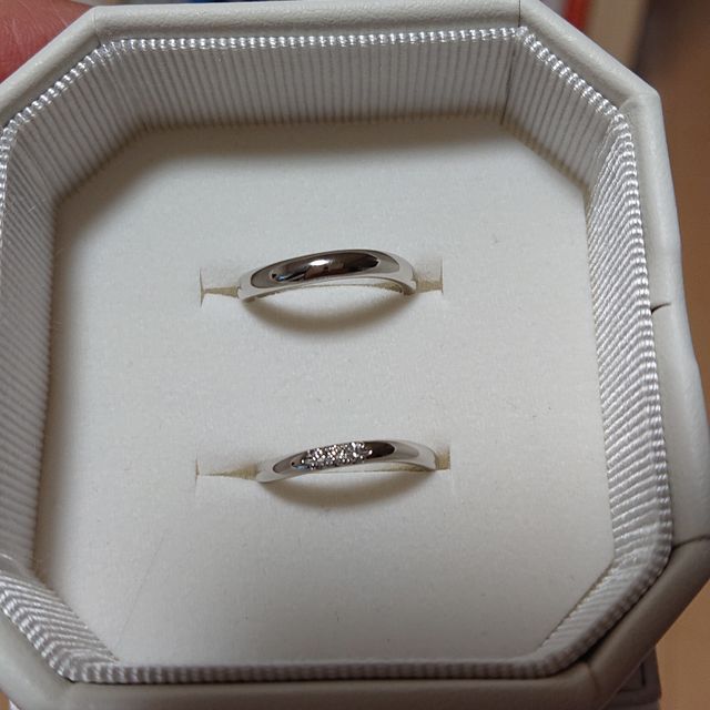 【4℃ BRIDAL(ヨンドシーブライダル)の口コミ】 婚約指輪にあわせて、アクアニティの形を選びました。また、裏にお互いの…
