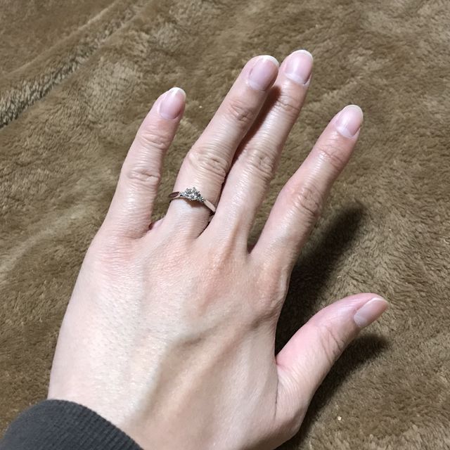 【銀座ダイヤモンドシライシの口コミ】 指のサイズ感に合い、さらにキラキラのボリュームもちょうど良いことで決…