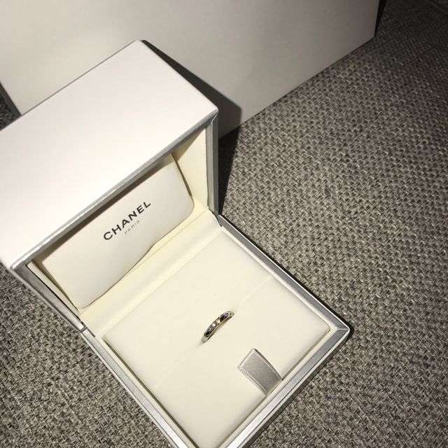 【シャネル(CHANEL)の口コミ】 ずっと憧れだったシャネルのリング。
マトラッセが刻まれていて、3つのダ…
