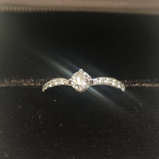 【アイプリモ(I-PRIMO)の口コミ】 彼女にとって特別な話「ユリ」がモチーフの指輪を探していたところ、ネッ…