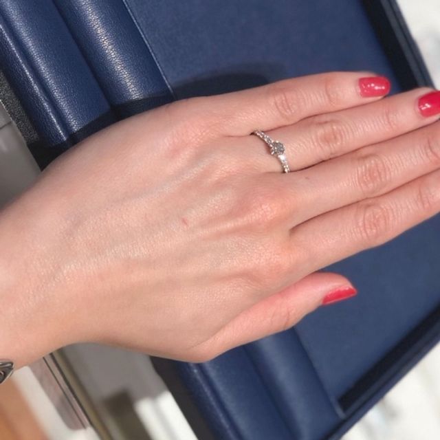 【銀座ダイヤモンドシライシの口コミ】 華やかな雰囲気を持つリングを探していたので、サイドにしっかりとダイヤ…