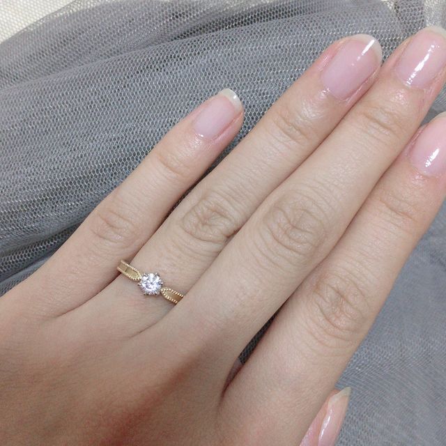 【ENUOVE(イノーヴェ)の口コミ】 イエローゴールドの婚約指輪を探していました。このリングはお店の方に勧…