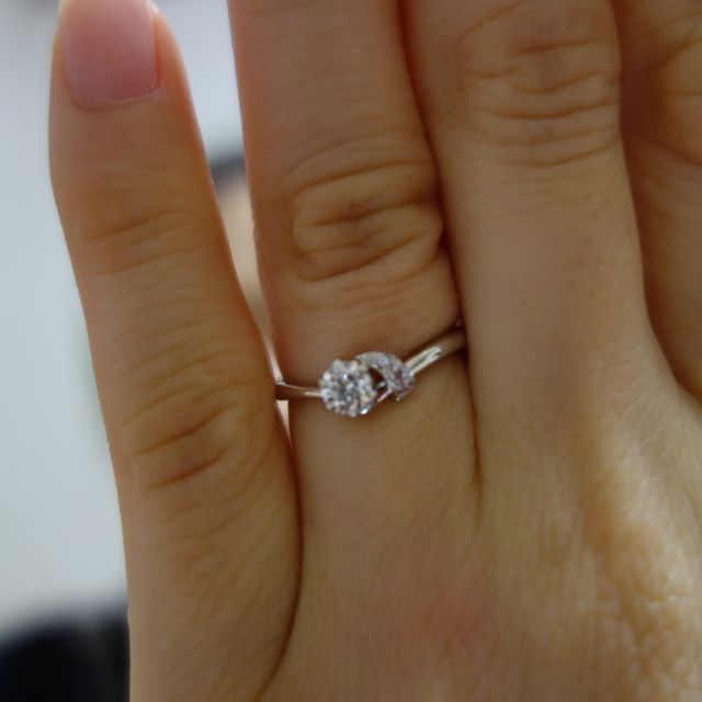 【俄(にわか)の口コミ】 購入の決め手はデザインです。ダイヤモンドのサイドにピンクダイヤモンド…