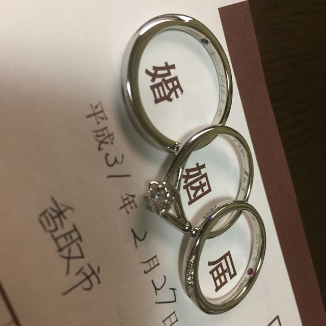 【銀座ダイヤモンドシライシの口コミ】 憧れていた一粒ダイヤと、シンプルなデザインを探していました。
まずは、…