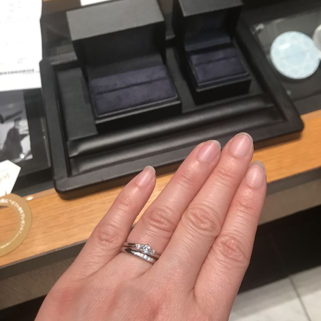 【ラザール ダイヤモンド(LAZARE DIAMOND)の口コミ】 どこで買えば良いのか分からず、
いろんなところを回りました！
こちらの…