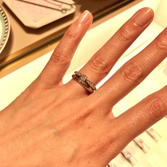 【ティファニー(Tiffany & Co.)の口コミ】 重ね付けした際の見栄えがいいものにしたかった。
ダイヤが大きすぎると邪…