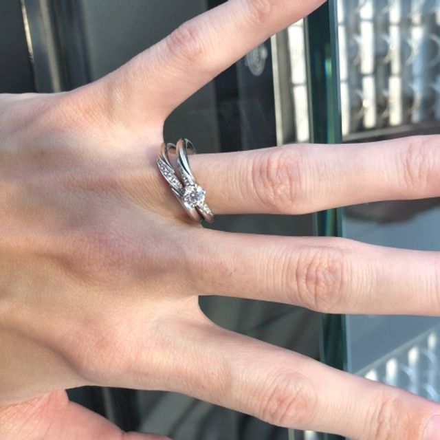 【エクセルコダイヤモンド(EXELCO DIAMOND)の口コミ】 結婚指輪、婚約指輪ともに斜めになったデザインで指がきれいに見える効果…