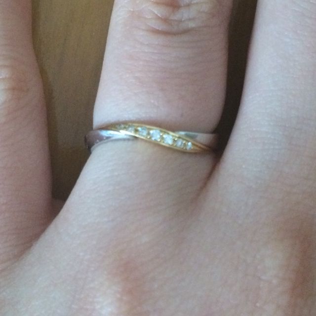 【LAPAGE(ラパージュ)の口コミ】 波のような形で、指が細く見えます。真ん中の部分はシルバー、イエローゴ…