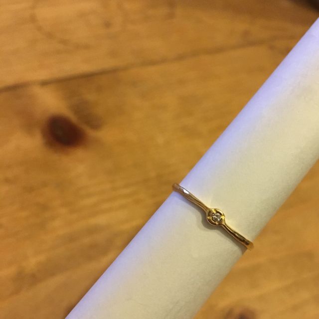 【e.m.の口コミ】 結婚指輪と重ねてつけたかったので、ゴールドで華奢なもの・シンプルなも…
